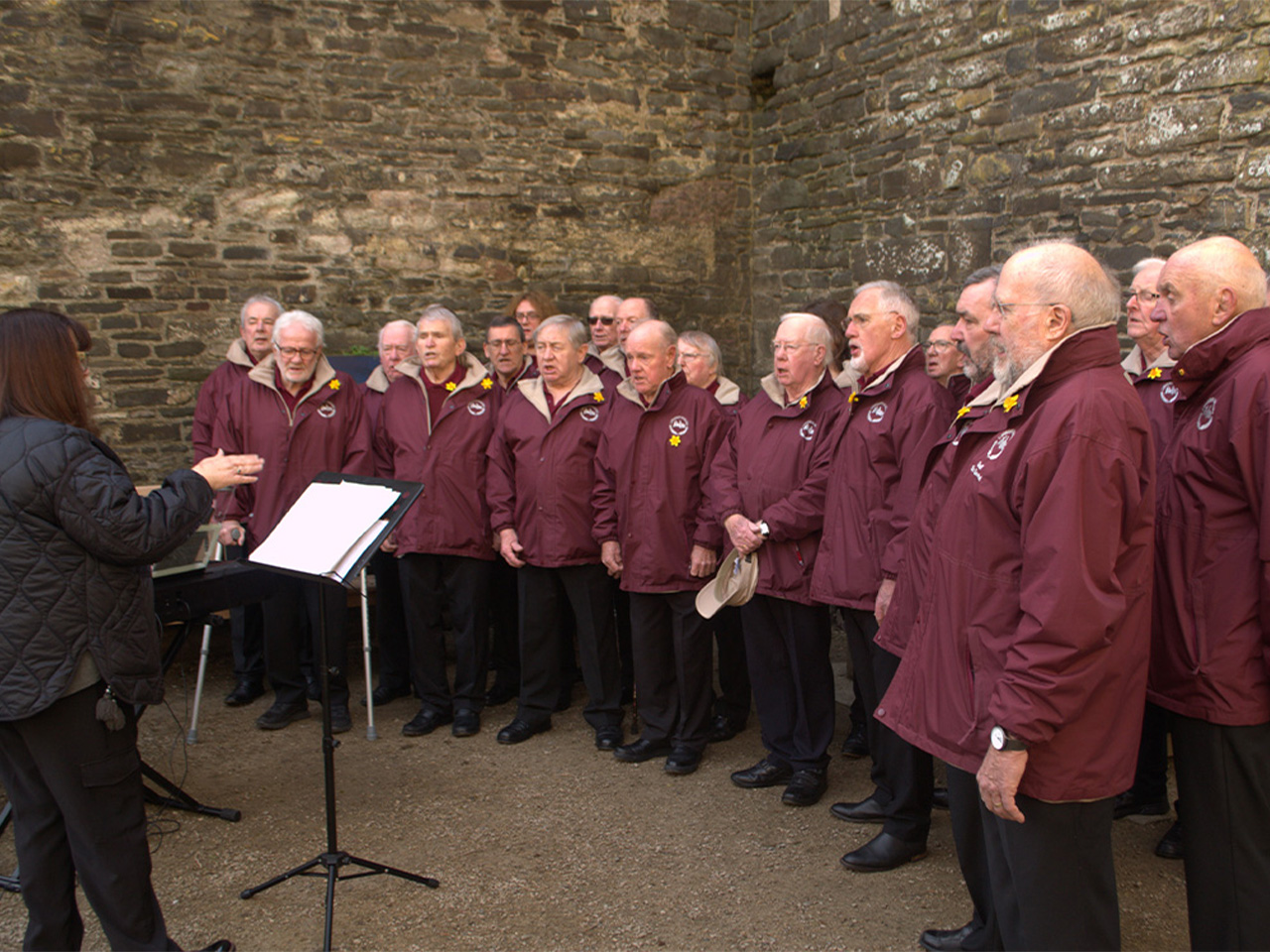 Cor Meibion Maelgwn yn canu mewn cyngerth yn Castell Conwy ar Dydd Gwyl Dewi Sant